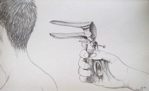 Pessoa segurando objeto de exame Papanicolau atrás de uma mulher de cabelos curtos