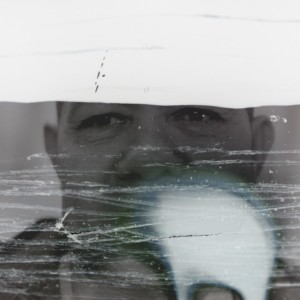 Foto branca com dois recortes de olhos humanos em cinza escuro
