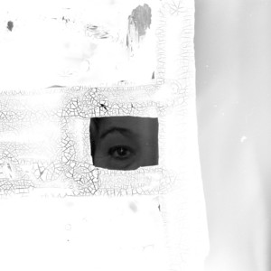 Foto branca com dois recortes de olhos humanos em cinza escuro