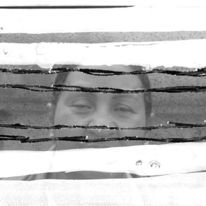 Foto branca com dois recortes de olhos humanos em cinza escuro