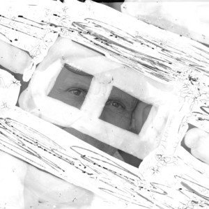Foto branca com dois recortes de olhos humanos em cinza escuro