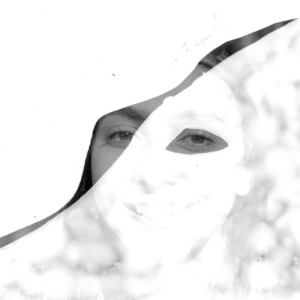 Foto branca com dois recortes de olhos humanos em cinza escuro