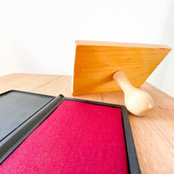 Foto de almofada vermelha de carimbo