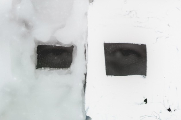 Foto branca com dois recortes de olhos humanos em cinza escuro